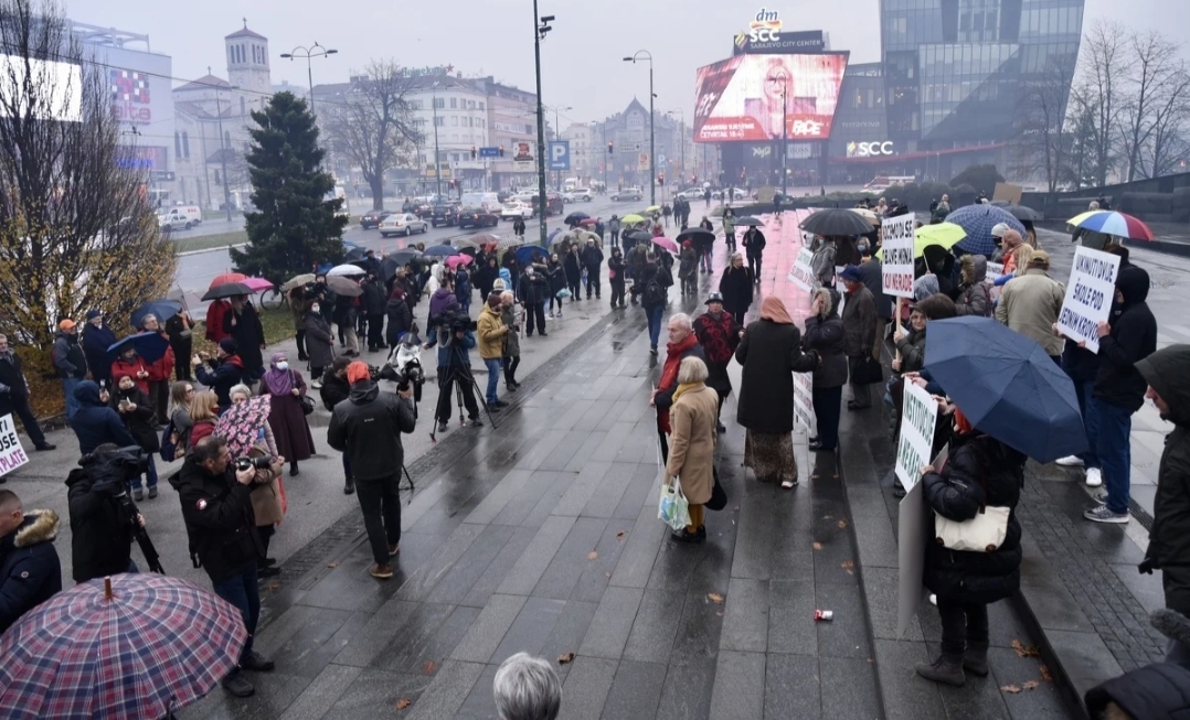 Stotinjak Gra Ana Se Okupilo Na Protestima Ispred Parlamenta Bosne I