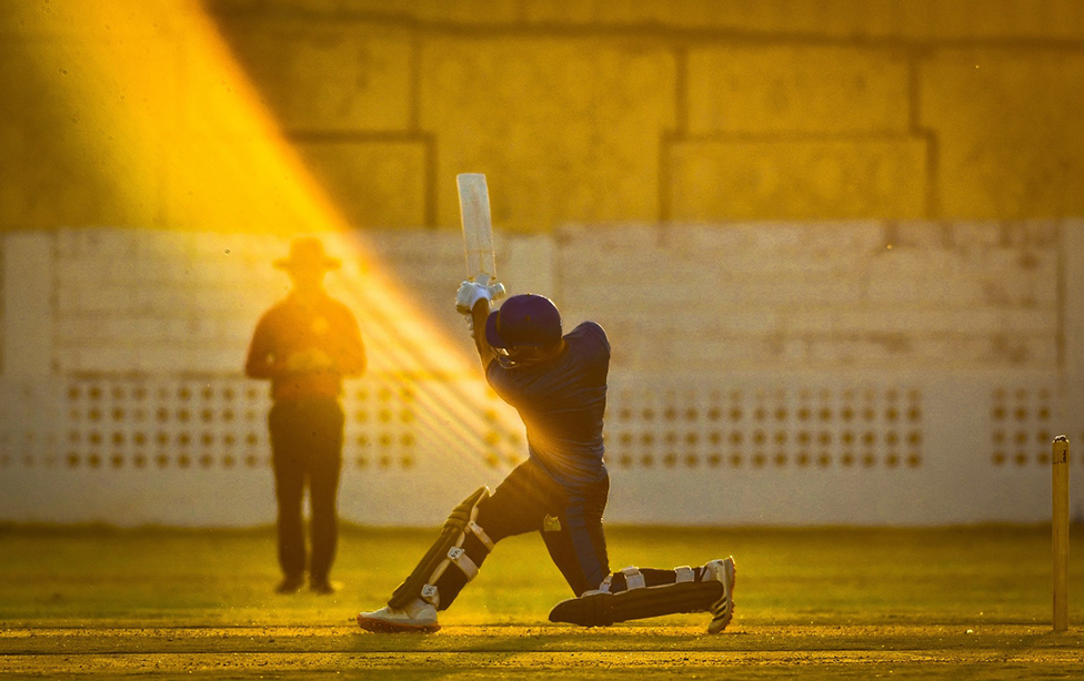 Kušdil Ša, pakistanski levoruki igrač kriketa, izvodi udarac na Nacionalnom stadionu u Karačiju
