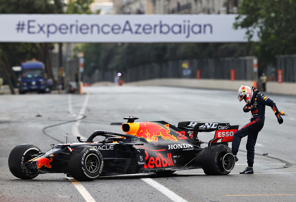 Maks Verštapen, vozač tima Red Bul u Formuli 1, šutira gumu njegovog bolida posle nesreće na stazi Velike nagrade Azerbejdžana u Bakuu