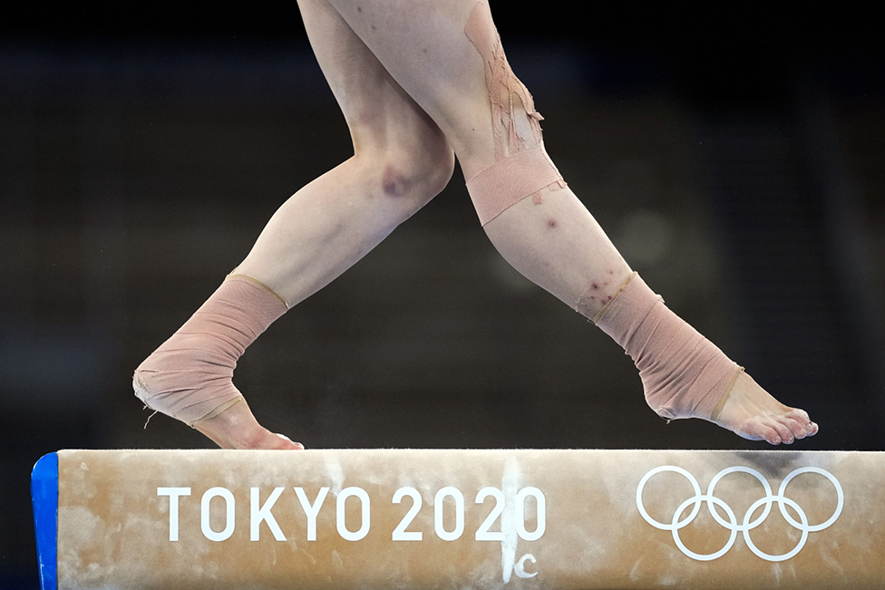 Kineskinja Guan Čenčen sa samo 16 godina osvaja zlatnu medalju na Olimpijadi u Tokiju u disciplini greda, a iza sebe ostavlja sunarodnicu Tang Sijang i Amerikanku Simon Bajls