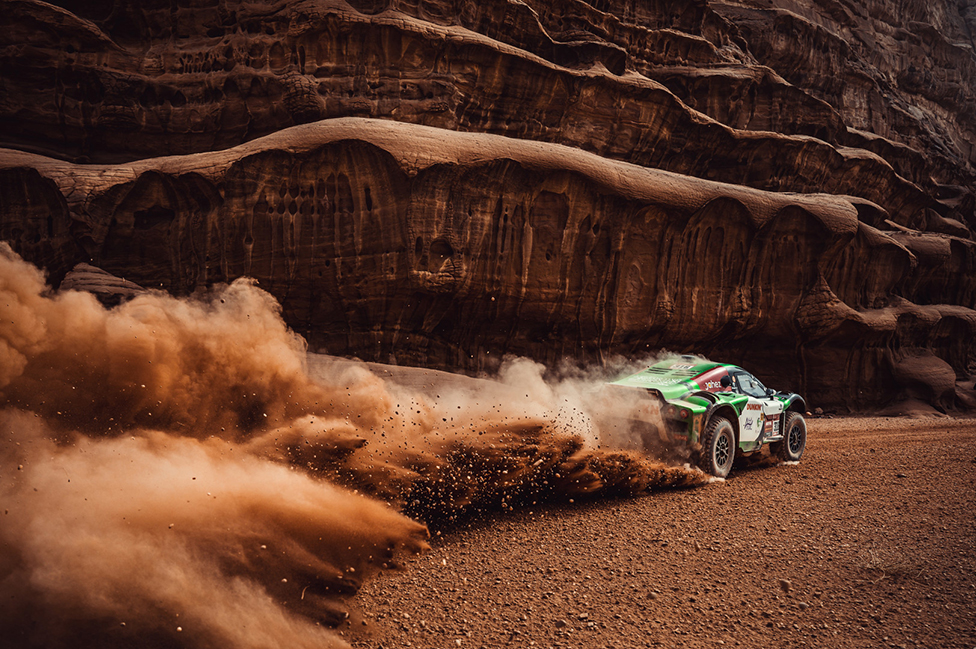 Vozač Jasi Sejdan manevriše vozilom kroz Saudijsku Arabiju tokom Dakar relija 2021.
