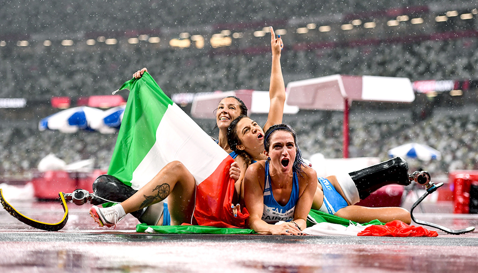 Italijanske paraolimpijke Ambra Sabatini, Martina Kaironi i Monika Kontrafato proslavljalju zlatnu, srebrnu i bronzanu medalju koje su osvojile na trci na 100 metara na Paraolompijskim igrama u Tokiju, a pobednica Sabatini je oborila i svetski rekord