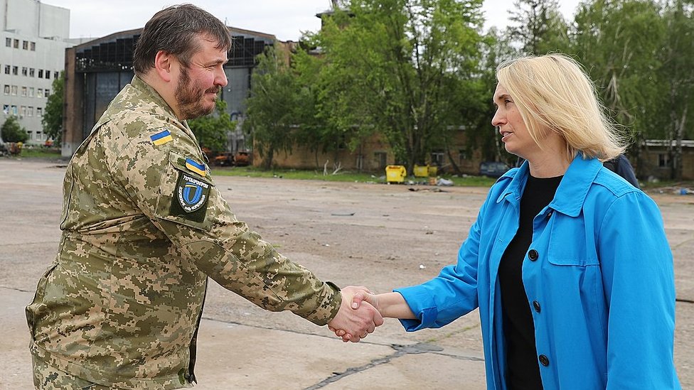 Ambasadorka SAD u Ukrajini Bridžit Brink u poseti aerodromu Antonov kod Gostomela