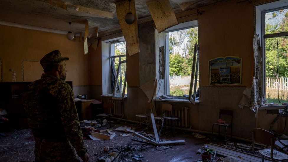 Ukrajinski vojnik u porušenoj školi na istoku Harkova